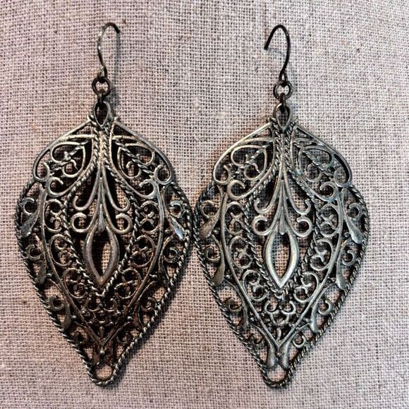 Francesca's Collections Leaf Filigree Drop Dangle Earrings Silver-tone 2.5" - Picture 1 of 5